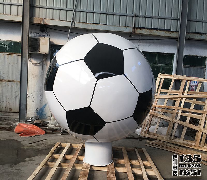 體育場(chǎng)擺放玻璃鋼仿真足球雕塑 體育場(chǎng)擺放玻璃鋼仿真足球雕塑
