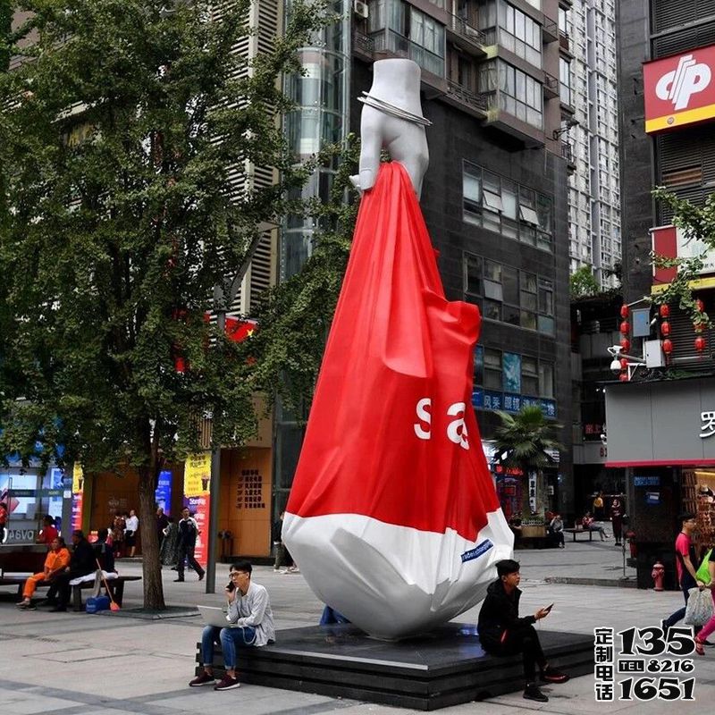 廣場(chǎng)街道創(chuàng)意玻璃鋼手拿購物袋雕塑 廣場(chǎng)街道創(chuàng)意玻璃鋼手拿購物袋雕塑