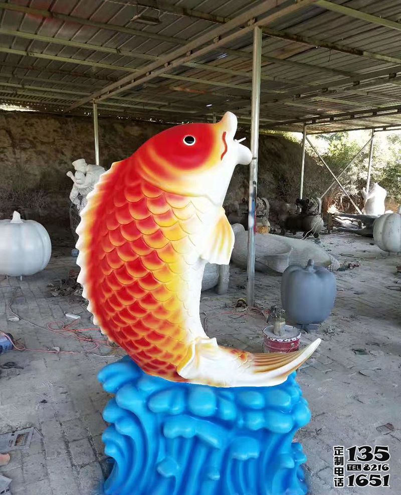 海洋公園擺放的玻璃鋼卡通鯉魚(yú)雕塑 海洋公園擺放的玻璃鋼卡通鯉魚(yú)雕塑