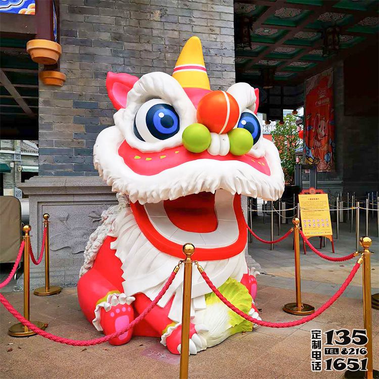 景區(qū)門(mén)口擺放卡通創(chuàng)意玻璃鋼彩繪醒獅雕塑 景區(qū)門(mén)口擺放卡通創(chuàng)意玻璃鋼彩繪醒獅雕塑