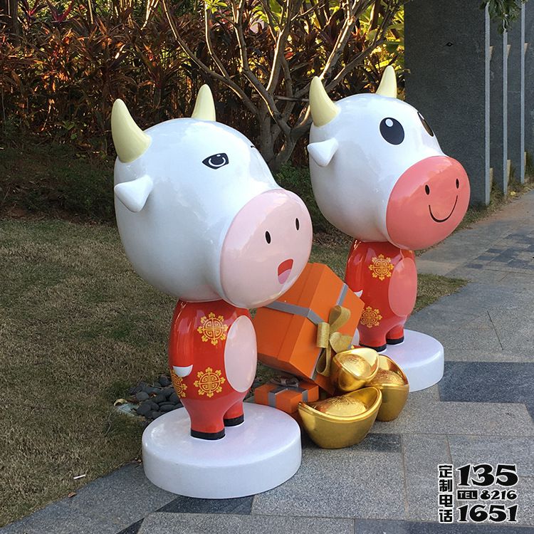 商場(chǎng)兩只卡通玻璃鋼招財(cái)進(jìn)寶牛雕塑 商場(chǎng)兩只卡通玻璃鋼招財(cái)進(jìn)寶牛雕塑