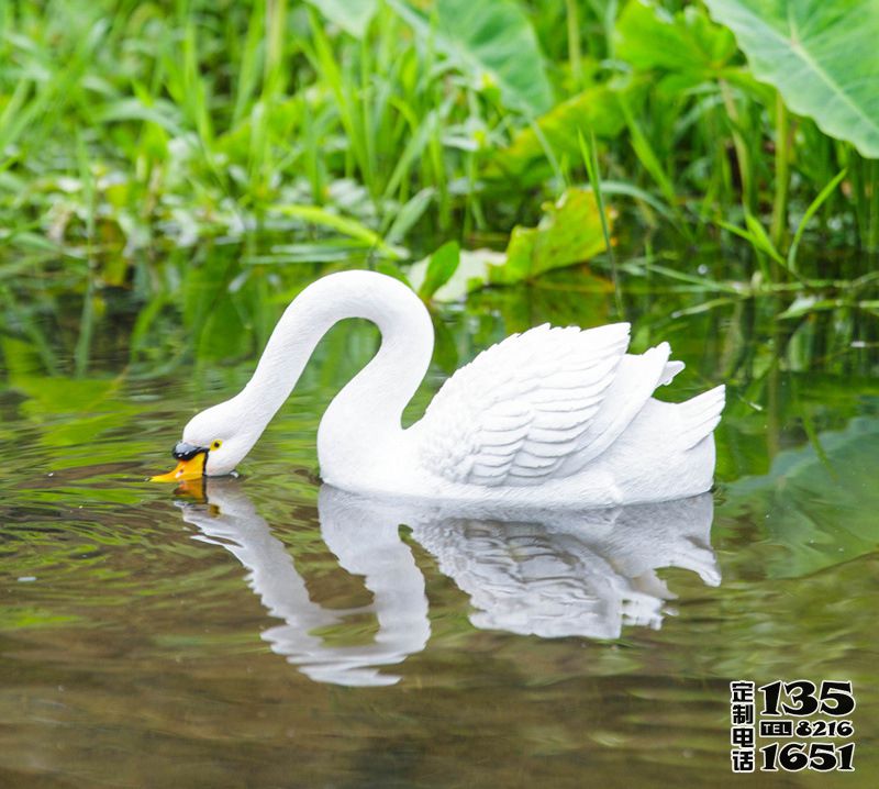 創意景觀池塘里覓食的仿真天鵝雕塑 創意景觀池塘里覓食的仿真天鵝雕塑