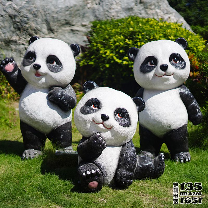 戶(hù)外草坪擺放三只公仔玻璃鋼熊貓雕塑 戶(hù)外草坪擺放三只公仔玻璃鋼熊貓雕塑